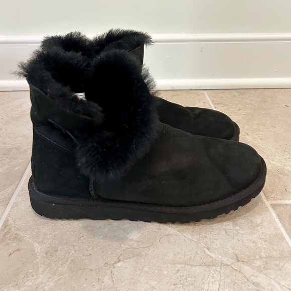 Ugg Australia Women's Mini Bailey Button II Boot in Black, great condition - Picture 1 of 7